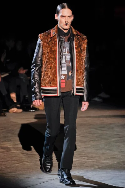 Look 30